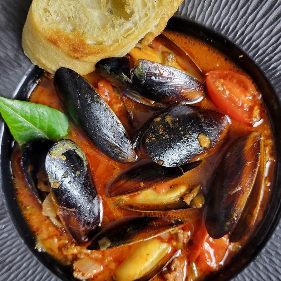 Mosselen in tomatenbouillon met brood