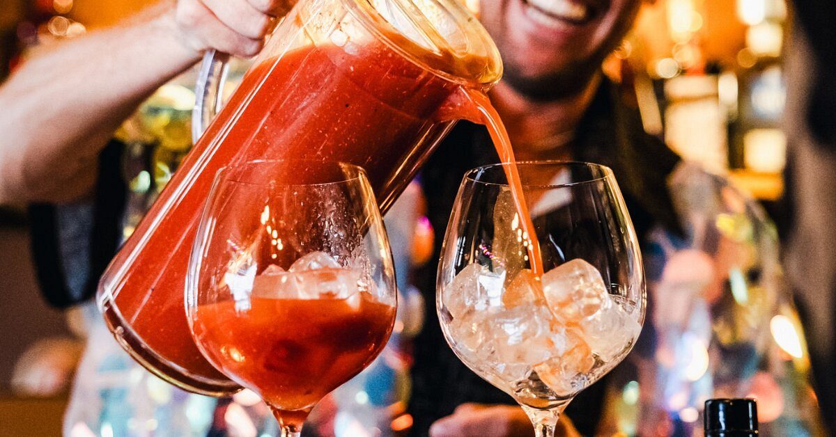 Barman schenkt een drankje in tijdens Le Food Walk